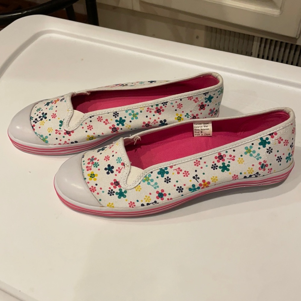 Capelli New York size 8 White Flower Canvas Flats / Slip on Sneaker